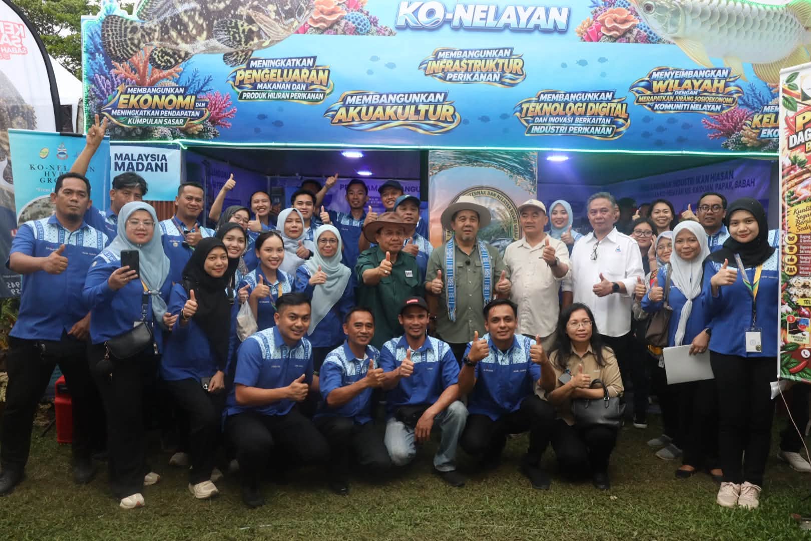 Warga Ko-Nelayan bersama Menteri Pertanian, Perikanan dan Industri Makanan Sabah di hadapan reruai Ko-Nelayan, HPPNS 2026